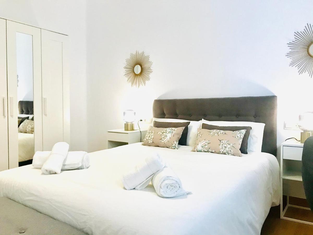 Gleaming & Well Located In Center Apartment