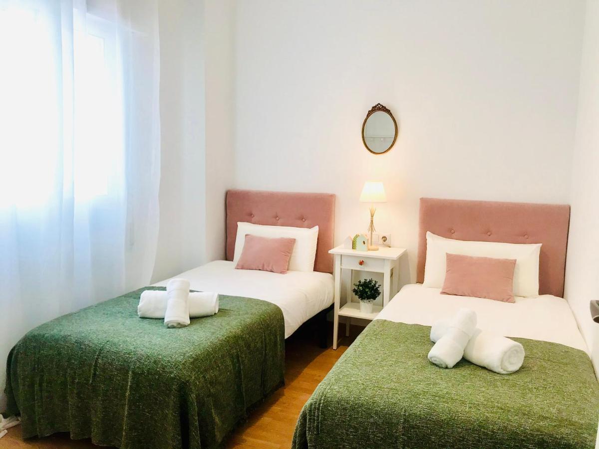 Gleaming & Well Located In Center Apartment *