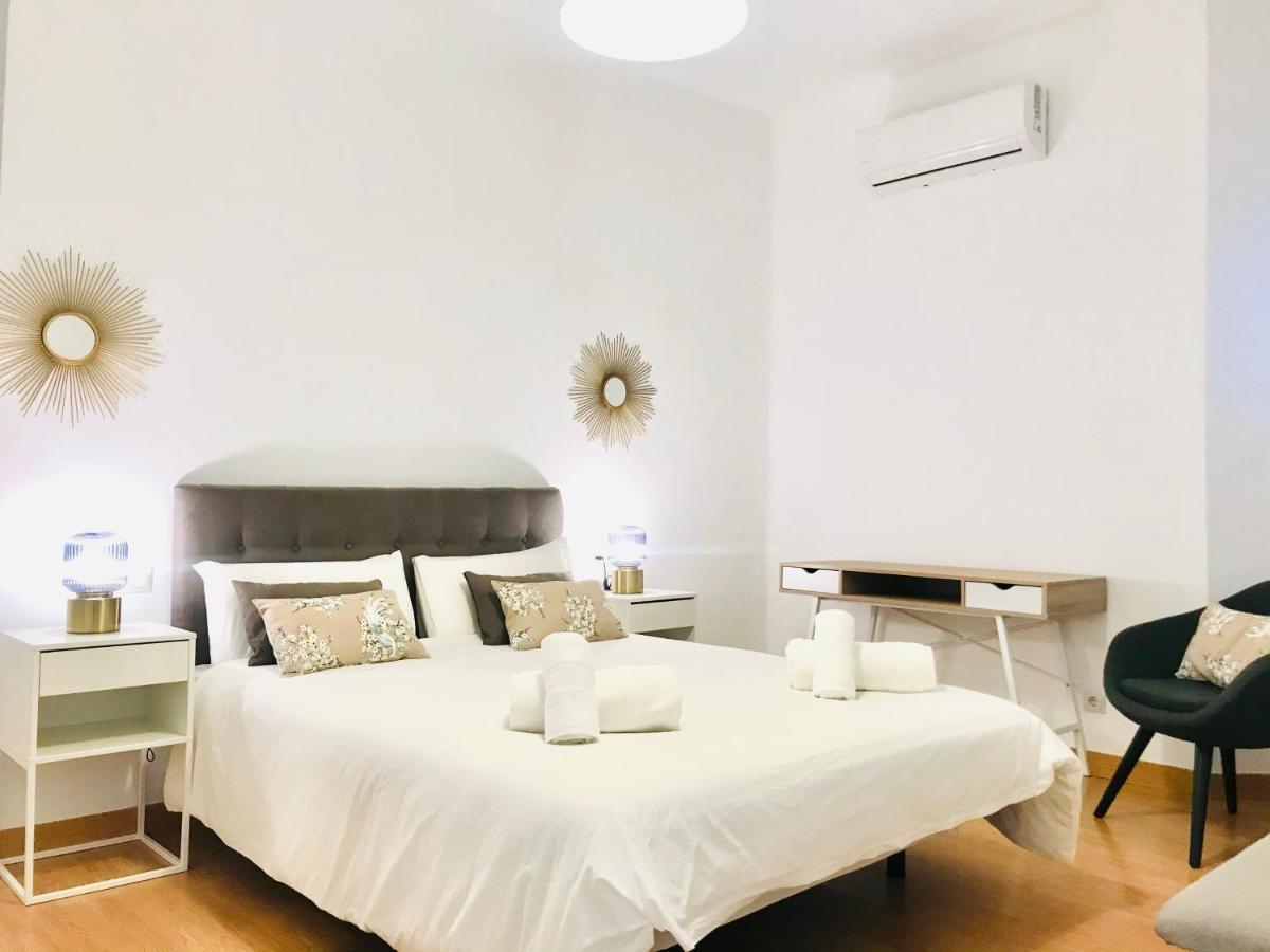 Gleaming & Well Located In Center Apartment