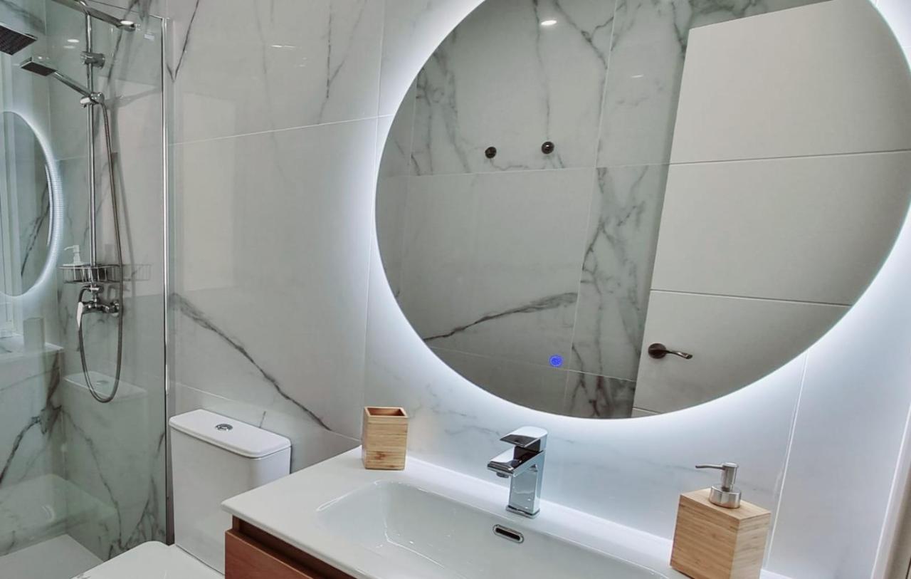 Gleaming & Well Located In Center Apartment *